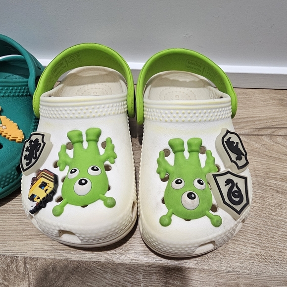 CROCS Kid's Classic Glow Alien Clog/Zuecos Classic Green Size 6 and 7 - Picture 2 of 16